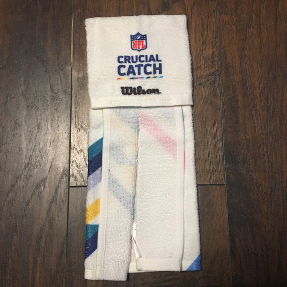Wilson NFL Crucial Catch Football Belt Towel - Picture 4 of 8